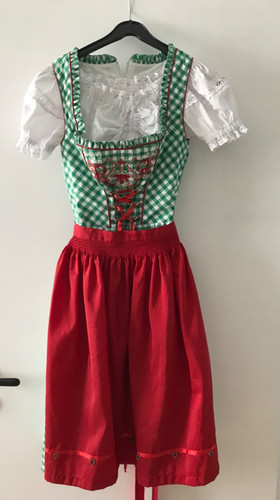 Dirndl mit bluse und - mit,